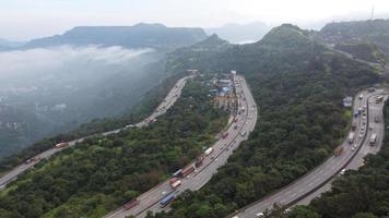 vehículos circulando por una autopista foto