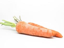 zanahorias frescas sobre un fondo blanco foto