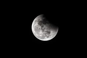 luna en la noche oscura fondo oscuro foto