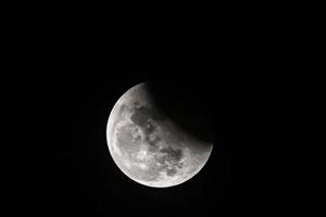 luna en la noche oscura fondo oscuro foto