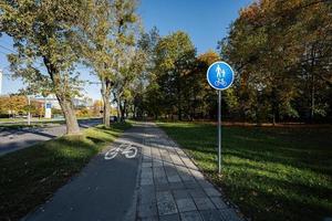 símbolo de carril bici en el parque de otoño. foto