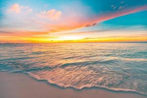majestuosa vista de primer plano de las tranquilas olas del mar con la luz del sol naranja del amanecer. paisaje de playa de isla tropical, costa exótica. vacaciones de verano, vacaciones naturaleza increíble escénica. relajarse paraíso