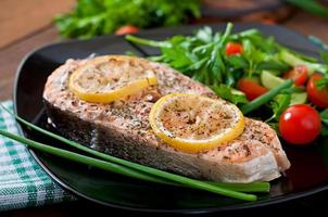 filete de salmón al horno con hierbas, limón y ensalada foto