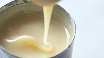 öppning kan av komprimerad mjölk stänga upp video