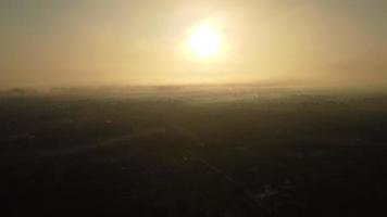 vista aérea do céu e da luz do sol durante o belo nascer do sol com nuvens e neblina pela manhã. fundo do céu natural no início da manhã nas montanhas video