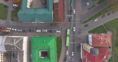 vista aérea acelerada de video 4x arriba en el cruce de caminos con tráfico pesado en la ciudad