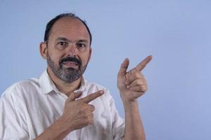 retrato de un hombre barbudo de 60 años con fondo azul foto