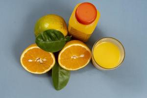 jugo de naranja en la taza foto
