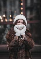 chica en look de invierno muestra forma de corazón foto