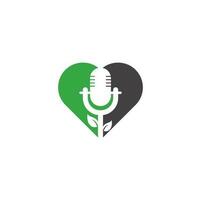 plantilla de diseño de logotipo de concepto de forma de corazón de podcast de hoja. vector de plantilla de logotipo de podcast de naturaleza. logotipo de la naturaleza del podcast.
