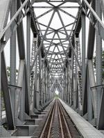 vista en perspectiva del puente ferroviario de acero. foto