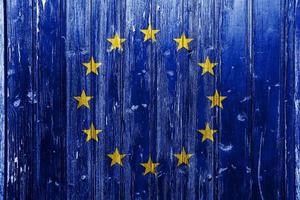 bandera de la unión europea sobre un fondo texturizado. collage de conceptos foto