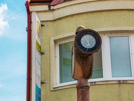 nitra, eslovaquia - 06.17.2022 reloj musical en el casco antiguo es uno de los lugares de interés de nitra. foto