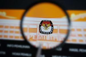 KPU logo website under magnifying glass with selective focus photo