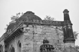 arquitectura mogol dentro de los jardines lodhi, delhi, india, se dice que la hermosa arquitectura dentro de la mezquita de tres cúpulas en el jardín lodhi es la mezquita del viernes para la oración del viernes, tumba del jardín lodhi foto