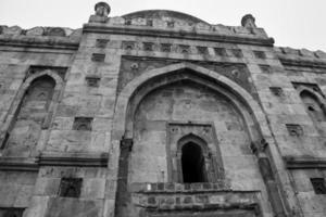 arquitectura mogol dentro de los jardines lodhi, delhi, india, se dice que la hermosa arquitectura dentro de la mezquita de tres cúpulas en el jardín lodhi es la mezquita del viernes para la oración del viernes, tumba del jardín lodhi foto