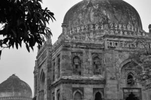 arquitectura mogol dentro de los jardines lodhi, delhi, india, se dice que la hermosa arquitectura dentro de la mezquita de tres cúpulas en el jardín lodhi es la mezquita del viernes para la oración del viernes, tumba del jardín lodhi foto