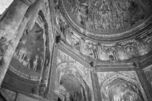 arquitectura mogol dentro de los jardines lodhi, delhi, india, se dice que la hermosa arquitectura dentro de la mezquita de tres cúpulas en el jardín lodhi es la mezquita del viernes para la oración del viernes, tumba del jardín lodhi foto