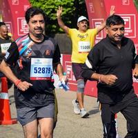 nueva delhi, india - 16 de octubre de 2022 - carrera de media maratón de vedanta delhi después de covid en la que los participantes del maratón están a punto de cruzar la línea de meta, media maratón de delhi 2022 foto