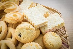 galletas en cuenco de bambú foto