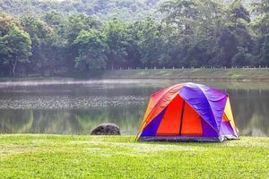 carpa domo acampar al lado del lago foto