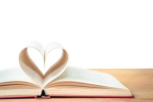 páginas de libro en forma de corazón curvo foto