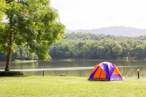 carpas domo acampando en el camping del bosque foto