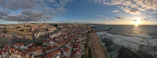 vista aérea de drones sobre playas y costa rocosa en ericeira, portugal foto