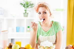 mujer joven comer ensalada de frutas foto