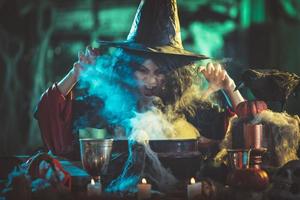 la bruja está cocinando una poción mágica foto