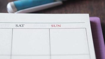 gros plan du planificateur de calendrier montrant les jours de la semaine video