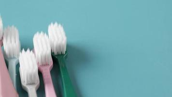close-up de escovas de dentes, fundo azul video