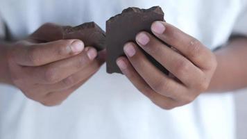 rompiendo una barra de chocolate con las manos video