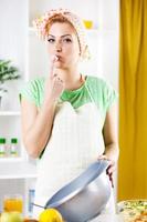 mujer joven en una cocina foto