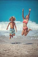 niños divirtiéndose en la playa foto