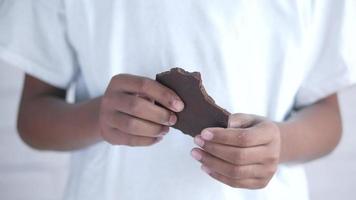 adolescente sosteniendo una barra de chocolate video