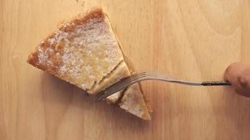 vista de arriba hacia abajo de un tenedor cortando una rebanada de pastel de manzana video