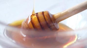 Nahaufnahme von frischem Honig mit Löffel auf dem Tisch video