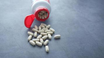 vitamine capsules vallend uit video