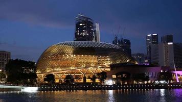 o edifício de referência esplanade glass dome para compras, entretenimento e restaurantes video