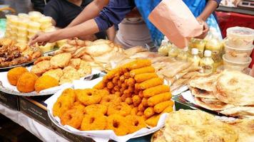 mesa de mercado llena de comida callejera empanizada y frita video