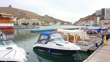 bahía con botes, botes en el río video