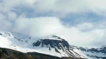 video hd de nubes de lapso de tiempo sobre una cordillera en islandia. protector de pantalla de lapso de tiempo hd