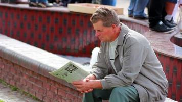 homme lisant un journal. video