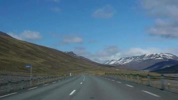 hd video van snel in beweging auto het rijden door berg wegen in IJsland. hd video