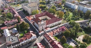vol circulaire et vue panoramique aérienne surplombant la vieille ville et les bâtiments historiques de l'église catholique médiévale aux toits rouges video