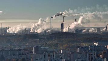 antenn se på rökt rör av kemisk företag växt. luft förorening begrepp. industriell landskap miljö- förorening avfall av termisk kraft växt video