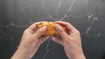 cortando o peito de frango frito com as mãos video