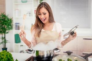 niña cocinando vista foto