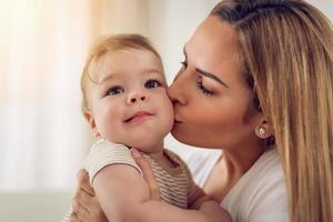 niño con madre foto